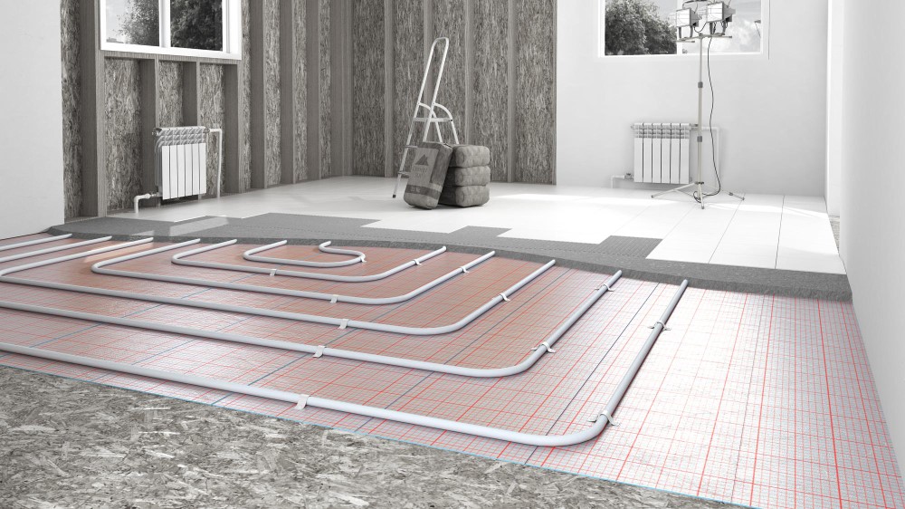 Zelf vloerverwarming leggen met buizen op isolerende onderlaag in een woning in aanbouw