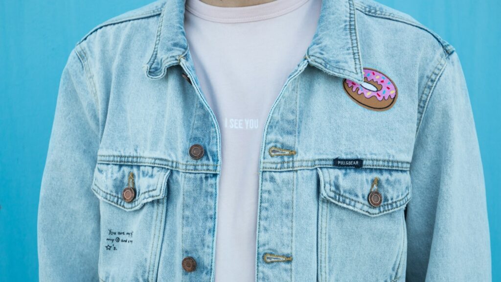 Lichtblauwe spijkerjas met details, illustratie van jas onderhouden voor dagelijks gebruik