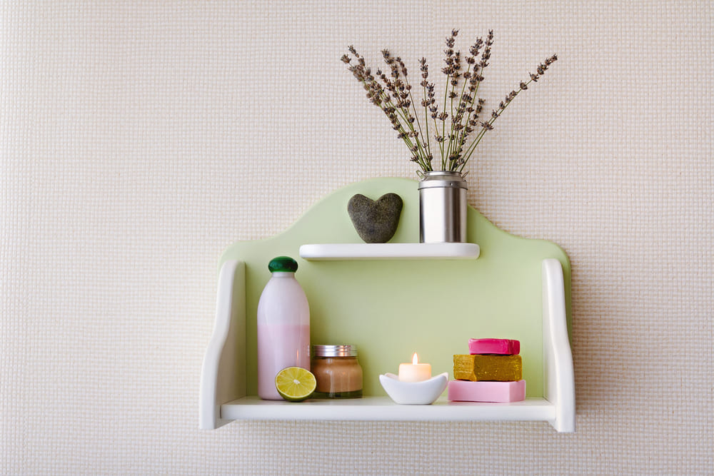een zelfgemaakt wandrek voor verzoringsspullen