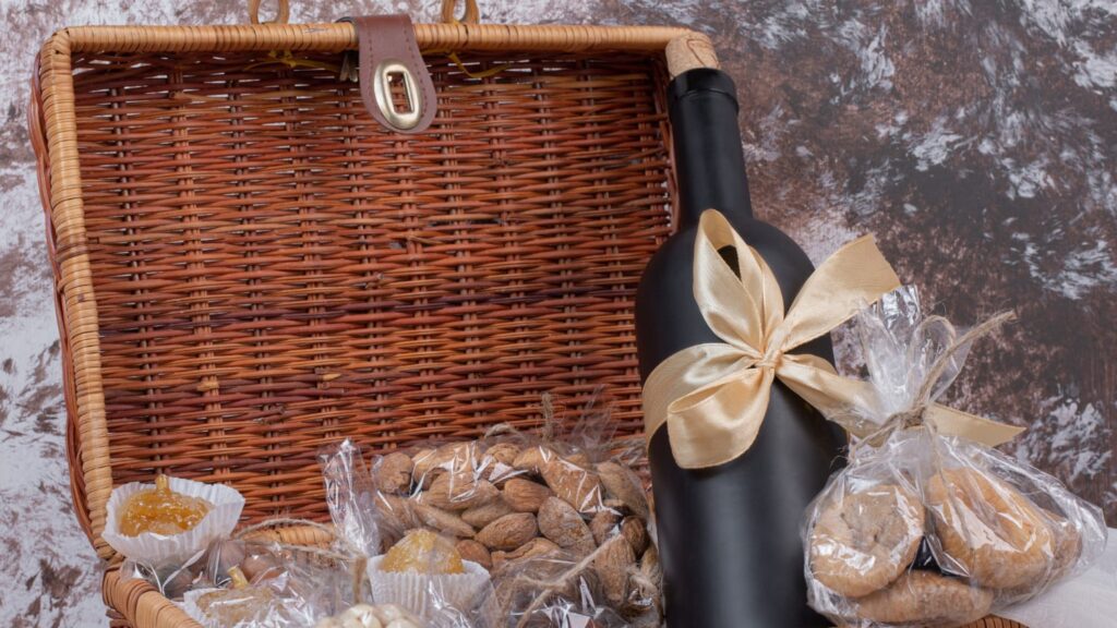 Zelf samengesteld cadeau met wijn, noten en koekjes in rieten mand als sfeervol geschenk
