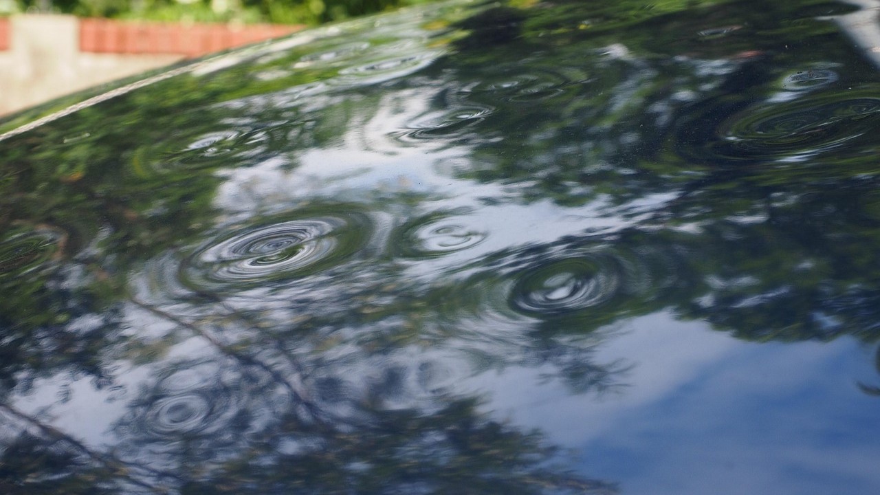 Kleine deuken op autodak zichtbaar na hagel, ideaal voorbeeld van schade om zelf te verwijderen