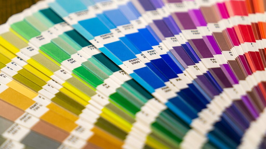 Kleurstalen met diverse tinten als basis voor persoonlijke promotie en consistente merkuitstraling