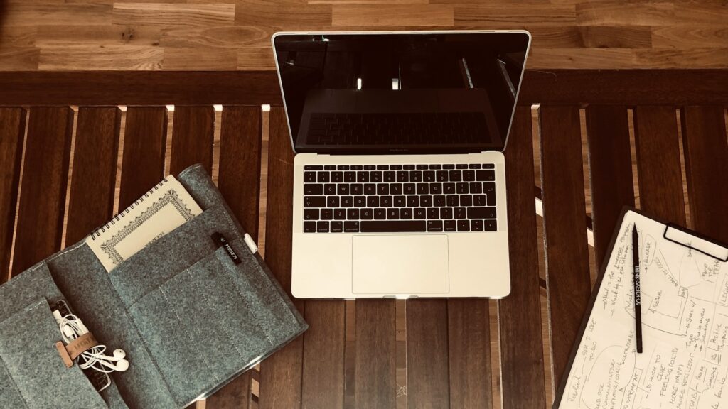 Werkplek met laptop en notities als voorbeeld van gestructureerd data organiseren