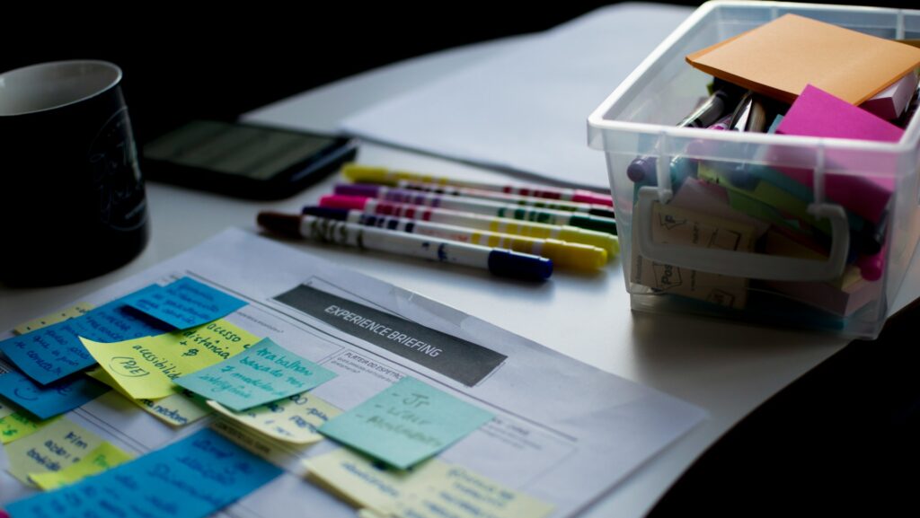 Overzicht met post-its en planning bij project doel bepalen op bureau met markers en notities