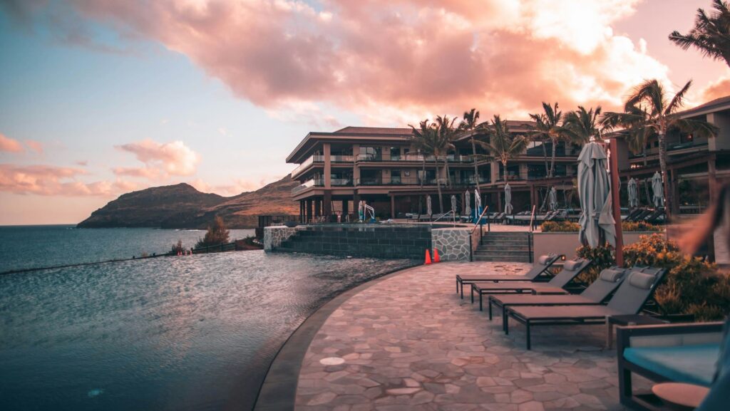 Moderne vakantiewoning aan kust met infinity pool, relevant voor goed vakantiehuis beheer