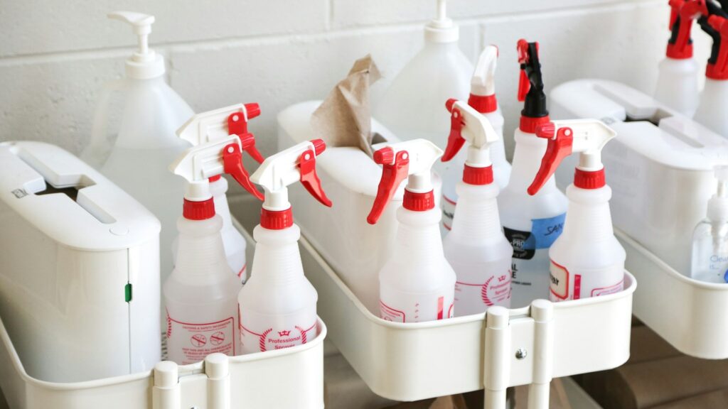 Verschillende schoonmaakmiddelen voor industriële schoonmaak in plastic flessen met spraykop
