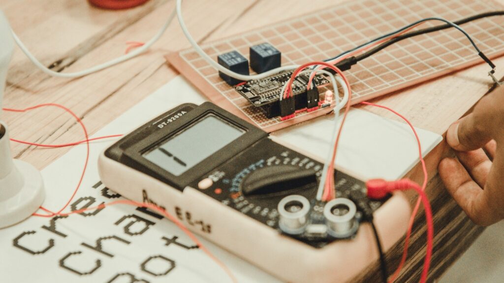 Multimeter en bedrading op werkbank tijdens elektrische klus aanpak en meten van spanning