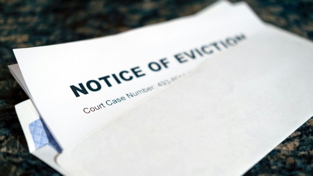 Brief met "Notice of Eviction", mogelijk ontvangen bij woning leeghalen na uitzetting