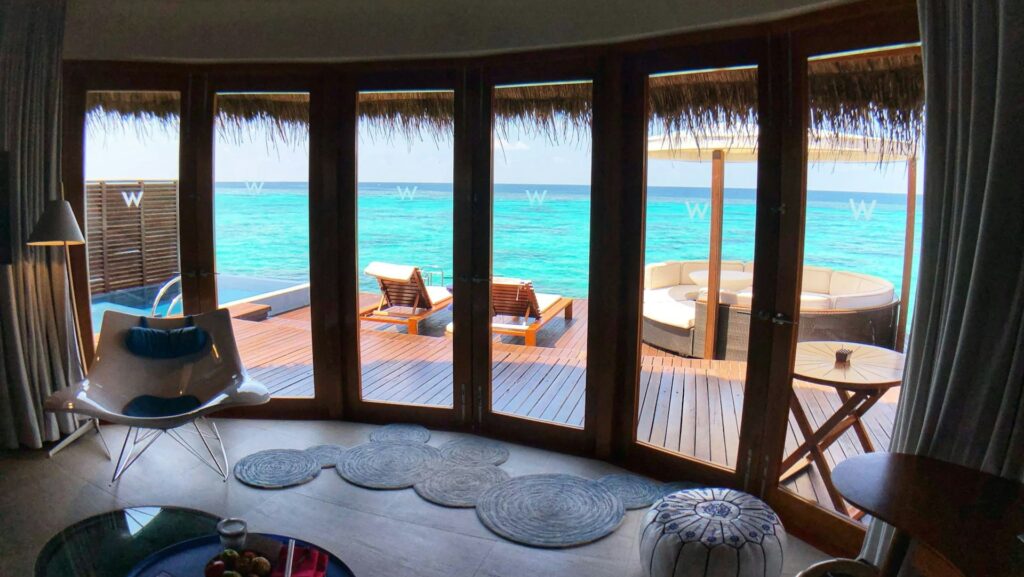 Luxe vakantiewoning met uitzicht op zee en terras, passend bij efficiënt vakantiehuis beheer