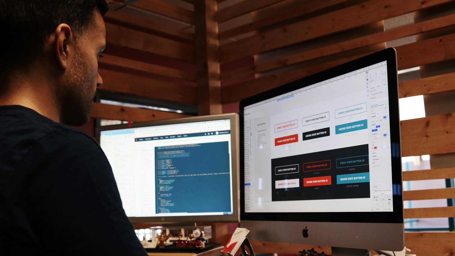 Man werkt aan code en design op computer voor een professionele website