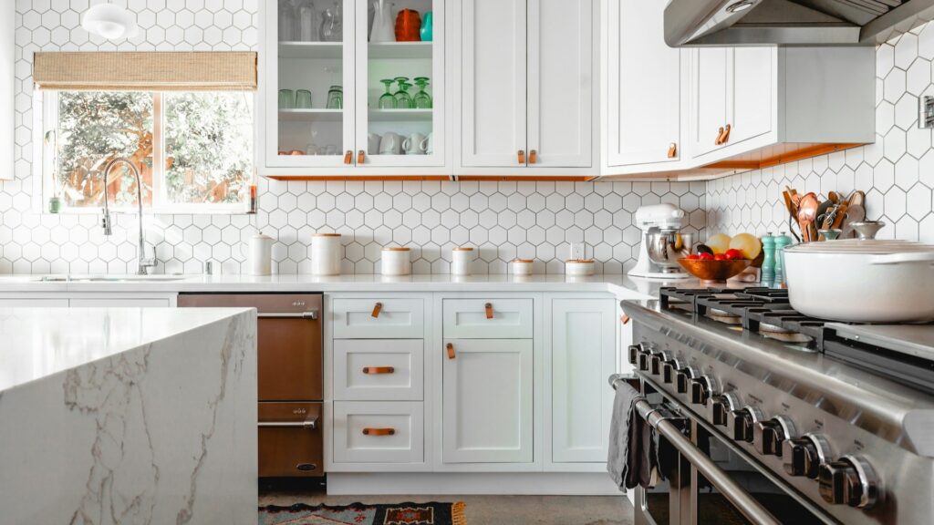 Keuken onderhoud bij open wandplanken met servies, spoelbak en granieten werkblad